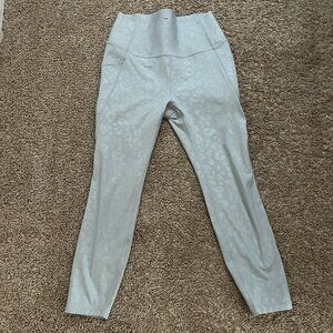 GapFit High Rise 7/8 Leggings in Sculpt Revolution - Size M - Light Gray
